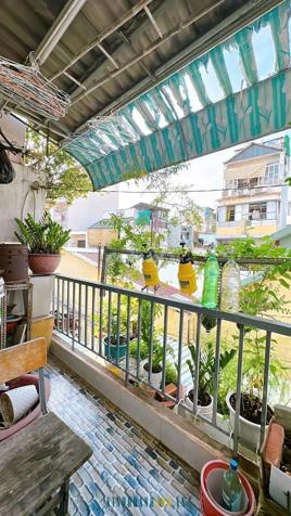 Bán nhà sát mặt tiền Đoàn Văn Bơ, Quận 4: Diện tích ngang 3.4m, dài 13.5m, nở hậu 4.5m, giá hơn 3 tỷ.